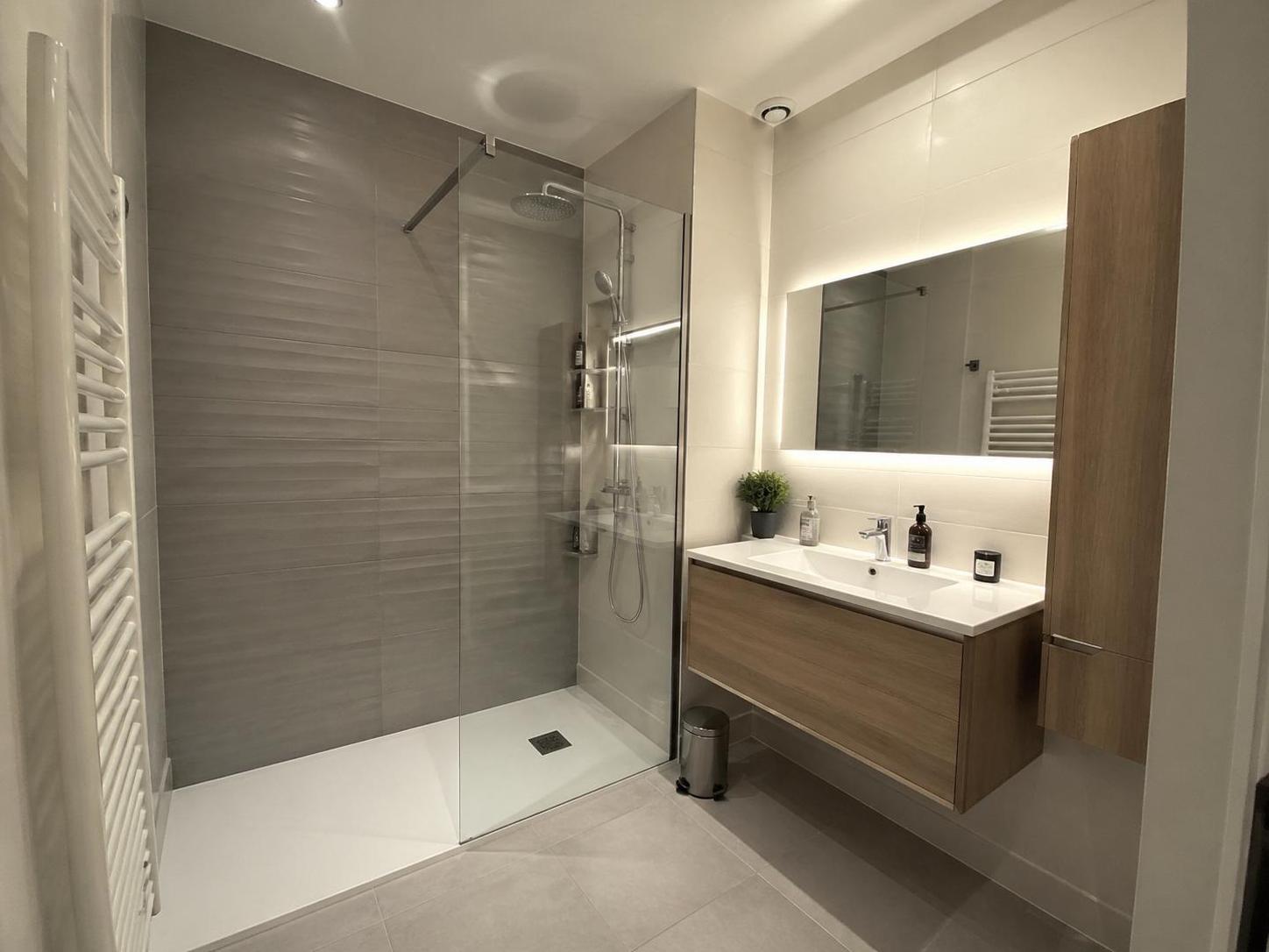 RĂ©nover sa salle de bain : prix dĂ©taillĂ©s et aides financiĂšres MaPrimeRĂ©novâ 2024 2 dĂ©couvrez comment rĂ©nover votre salle de bain en 2024 avec un guide complet des prix dĂ©taillĂ©s et des aides financiĂšres disponibles, notamment maprimerĂ©novâ pour optimiser votre budget.