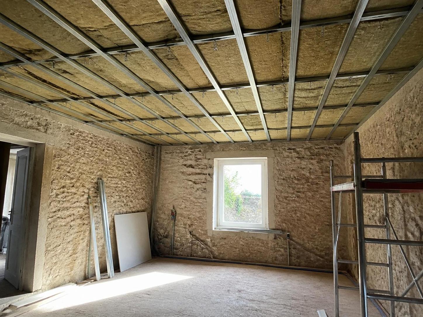 Plafond autoportant : améliorer l'isolation de sa maison sans gros travaux de structure 2 découvrez comment un plafond autoportant peut améliorer l'isolation de votre maison facilement, sans nécessiter de lourds travaux de structure. solution rapide et efficace pour plus de confort thermique.