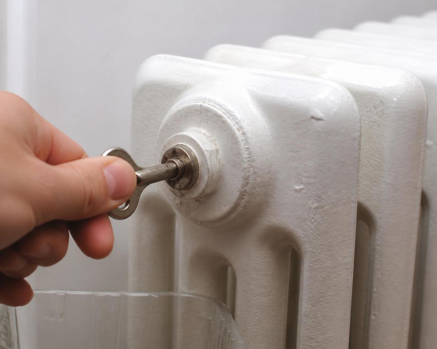 Purger radiateur fonte : retrouver un chauffage efficace et réduire sa consommation hivernale 2 apprenez à purger efficacement votre radiateur en fonte pour améliorer la performance de votre chauffage et réduire votre consommation d'énergie durant l'hiver.