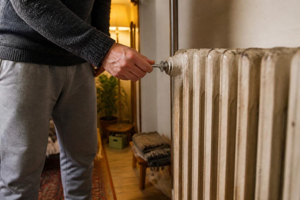 découvrez comment purger un radiateur en fonte pour optimiser le chauffage de votre maison, augmenter votre confort et réduire votre consommation d'énergie durant l'hiver.