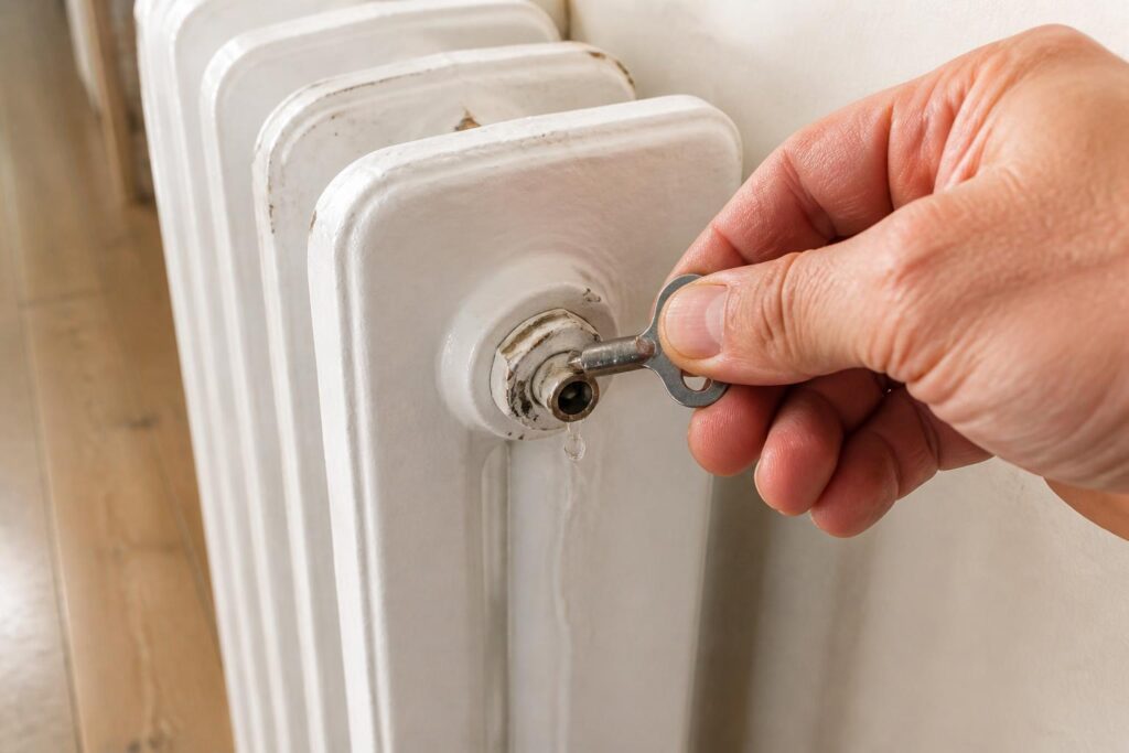apprenez à purger facilement votre radiateur en fonte pour améliorer l'efficacité de votre chauffage. un geste simple et rapide pour un confort optimal chez vous.