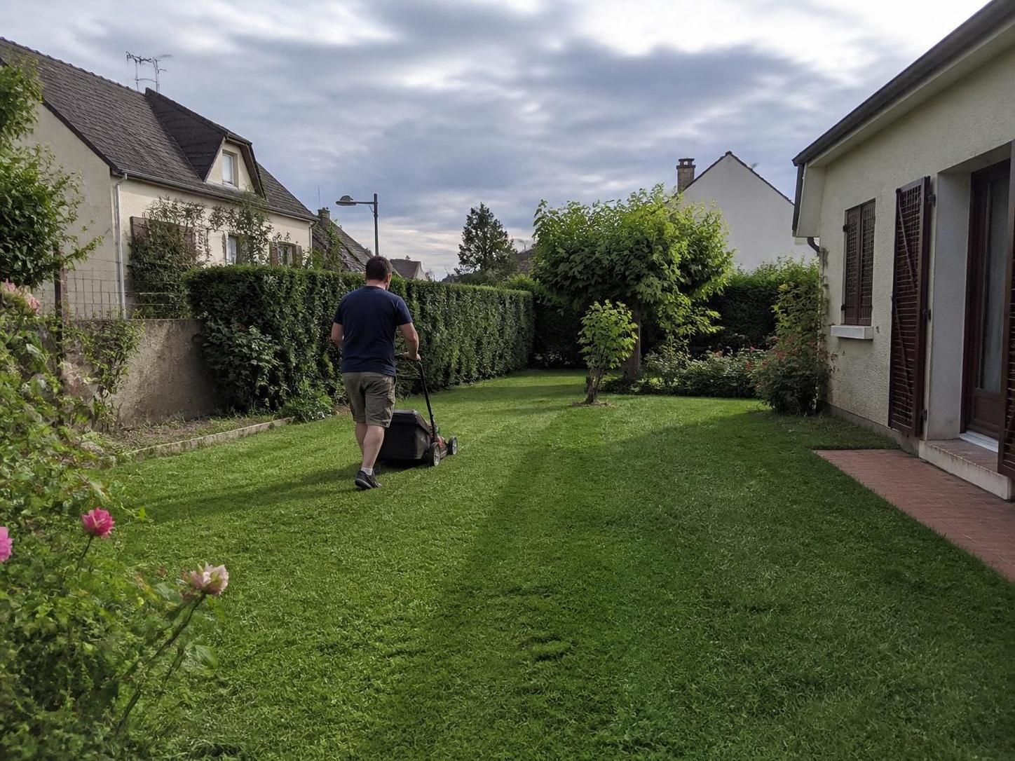 Tondre sa pelouse le dimanche : les règles légales à connaître 2 découvrez les règles légales à respecter pour tondre votre pelouse le dimanche sans déranger le voisinage et éviter les sanctions.