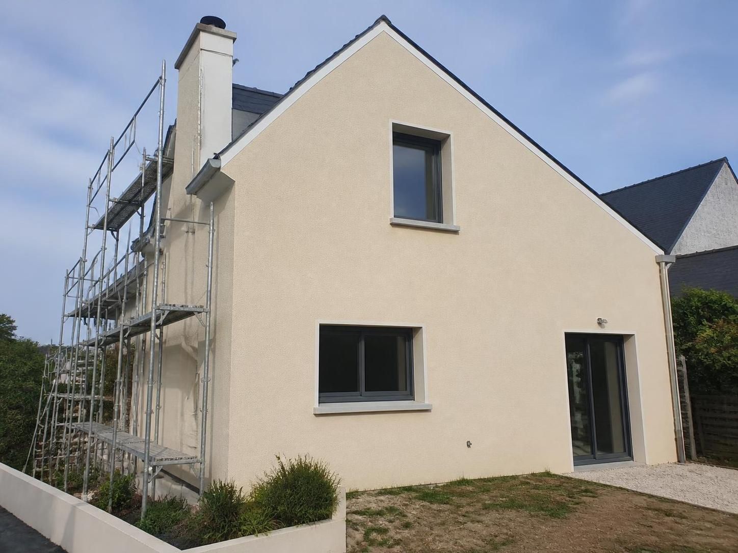Budget façade : quel prix au m2 pour un crépi extérieur selon la finition et le type de support ? 2 découvrez le prix au m2 pour un crépi extérieur en fonction de la finition et du type de support afin d'établir un budget précis pour la rénovation de votre façade.