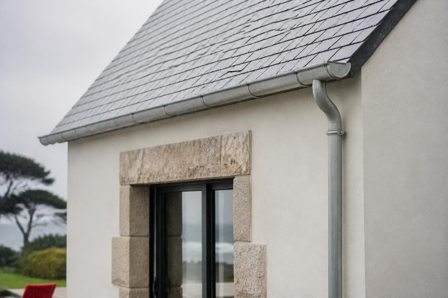 découvrez notre guide complet des tarifs pour l’évacuation des eaux avec des gouttières en zinc, incluant le coût de l'installation pour un budget précis et maîtrisé.