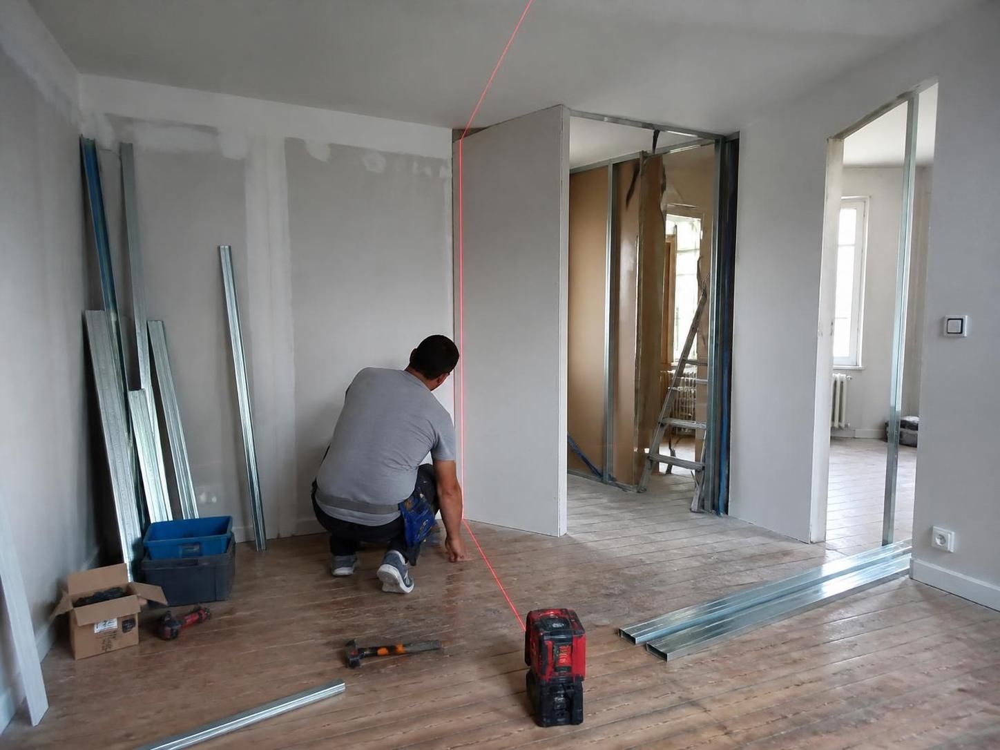 découvrez notre guide pratique pour installer un rail placoplatre au mur et au plafond, assurant un alignement parfait pour vos travaux de rénovation et construction.