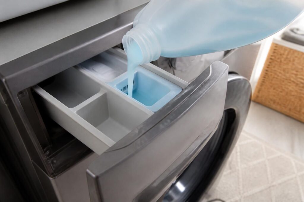 découvrez notre guide pratique pour savoir où verser correctement l’adoucissant dans votre machine à laver et éviter toute erreur lors du lavage.